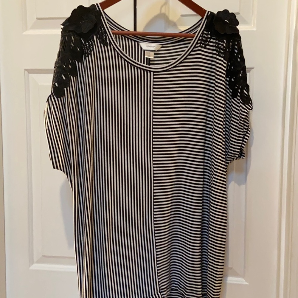 Cj banks 2x striped top with peekaboo shoulders